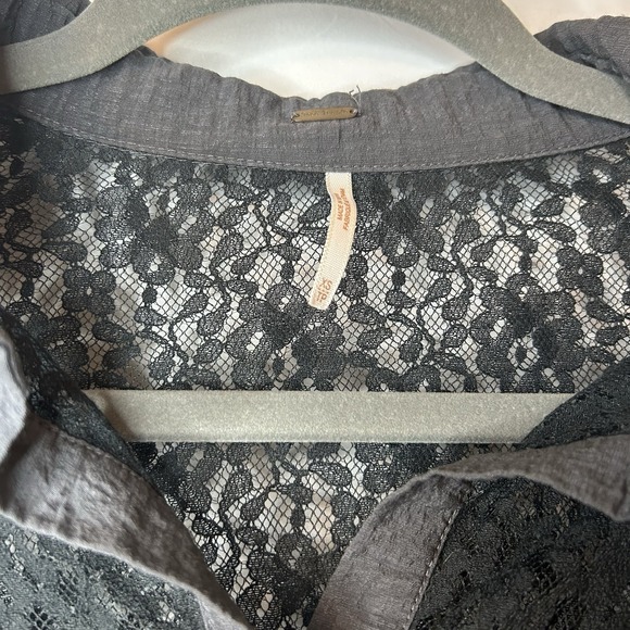 Free‎ People Size XS Flowy Button Up Grey Black Lace Blouse - Picture 3 of 6